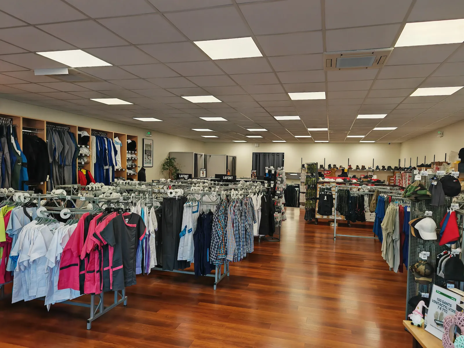 Intérieur du magasin PROVET à Otterswiller avec vêtements professionnels, chaussures de sécurité et EPI