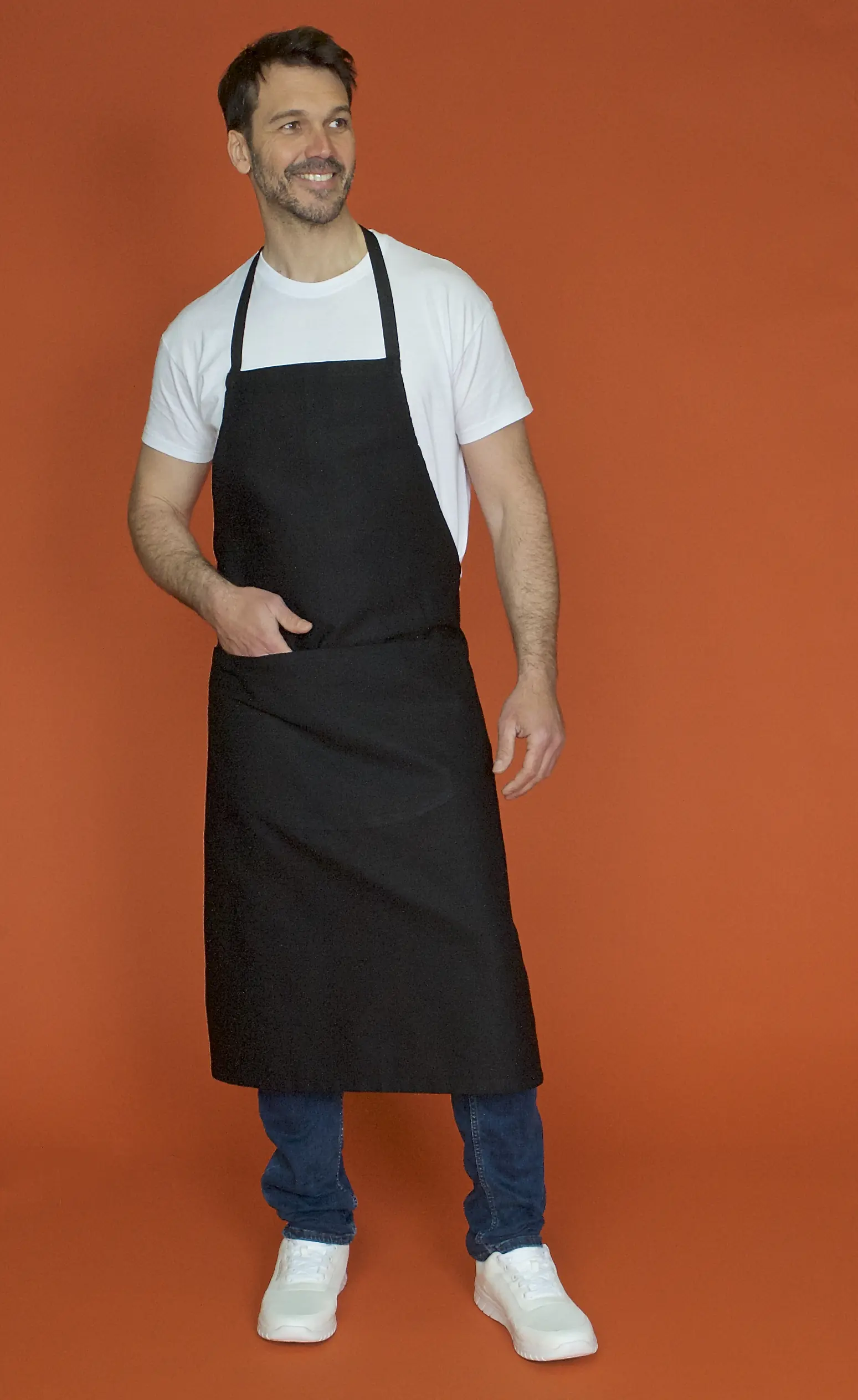 Tablier à bavette SNV Valet avec poche noir porté, vue de face